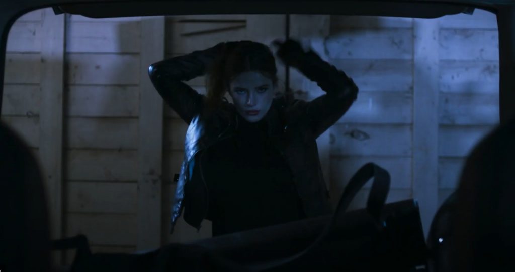 Bella Thorne é invasora domiciliar no thriller "Masquerade"