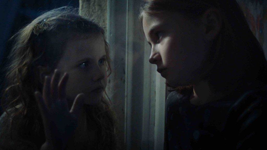 Menina tem contato com criança fantasma e começa a descobrir segredos de família - Assista ao trailer