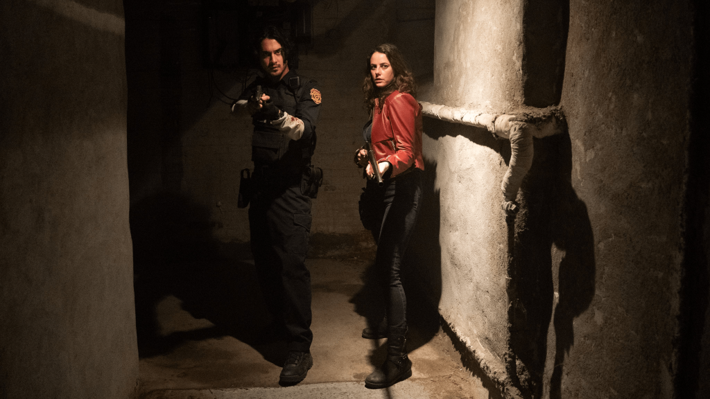 Primeiras imagens do novo live-action de Resident Evil Kaya Scodelario (Predadores Assassinos) como Claire Redfield e Avan Jogia (Zumbilândia 2: Atire Duas Vezes) como Leon S. Kennedy.