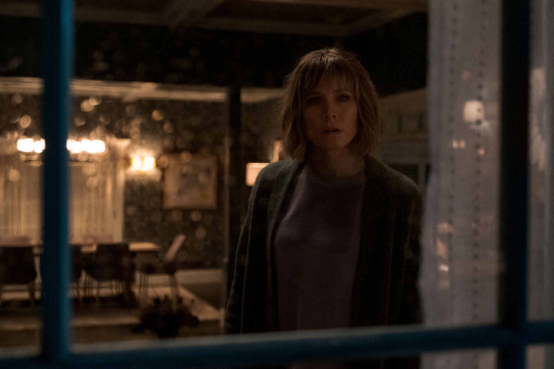 The Woman in the House Across the Street From the Girl in the Window. Kristen Bell as Anna in episode 103 of The Woman in the House Across the Street From the Girl in the Window. Cr. Colleen E. Hayes/Netflix © 2021