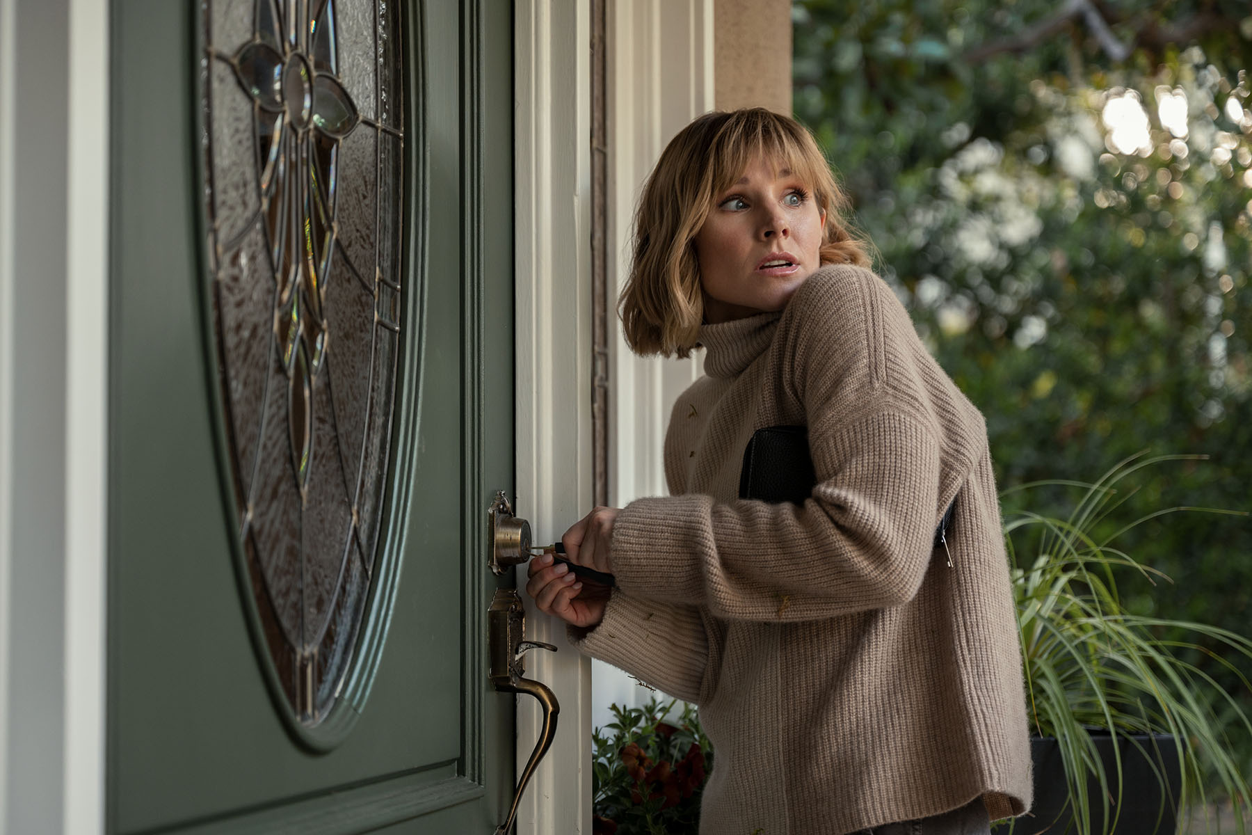 The Woman in the House Across the Street From the Girl in the Window. Kristen Bell as Anna in episode 103 of The Woman in the House Across the Street From the Girl in the Window. Cr. Colleen E. Hayes/Netflix © 2021