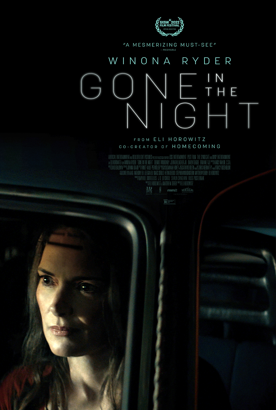 Winona Ryder é surpreendida em uma cabana remota no filme 'Gone in the Night'