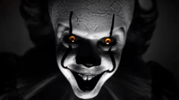 Pennywise brinca de um jeito aterrorizante com Ingrid, sua filha | IT: Bem-Vindos a Derry | HBO Max